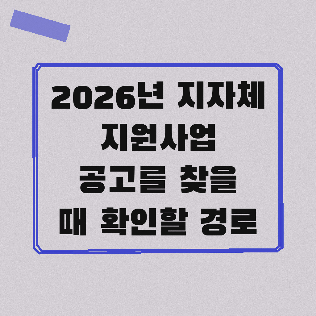 책상 위 노트북과 서류 폴더